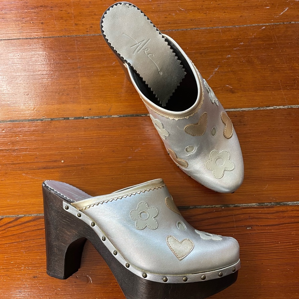 Alec Silver Metallic Hearts & Flowers Wooden Platform Studded Clogs Y2K Vntg 9
